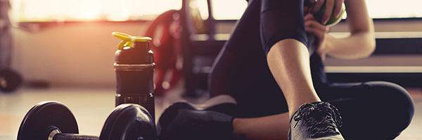 Woman,Exercise,Workout,In,Gym,Fitness,Breaking,Relax,Holding,Apple